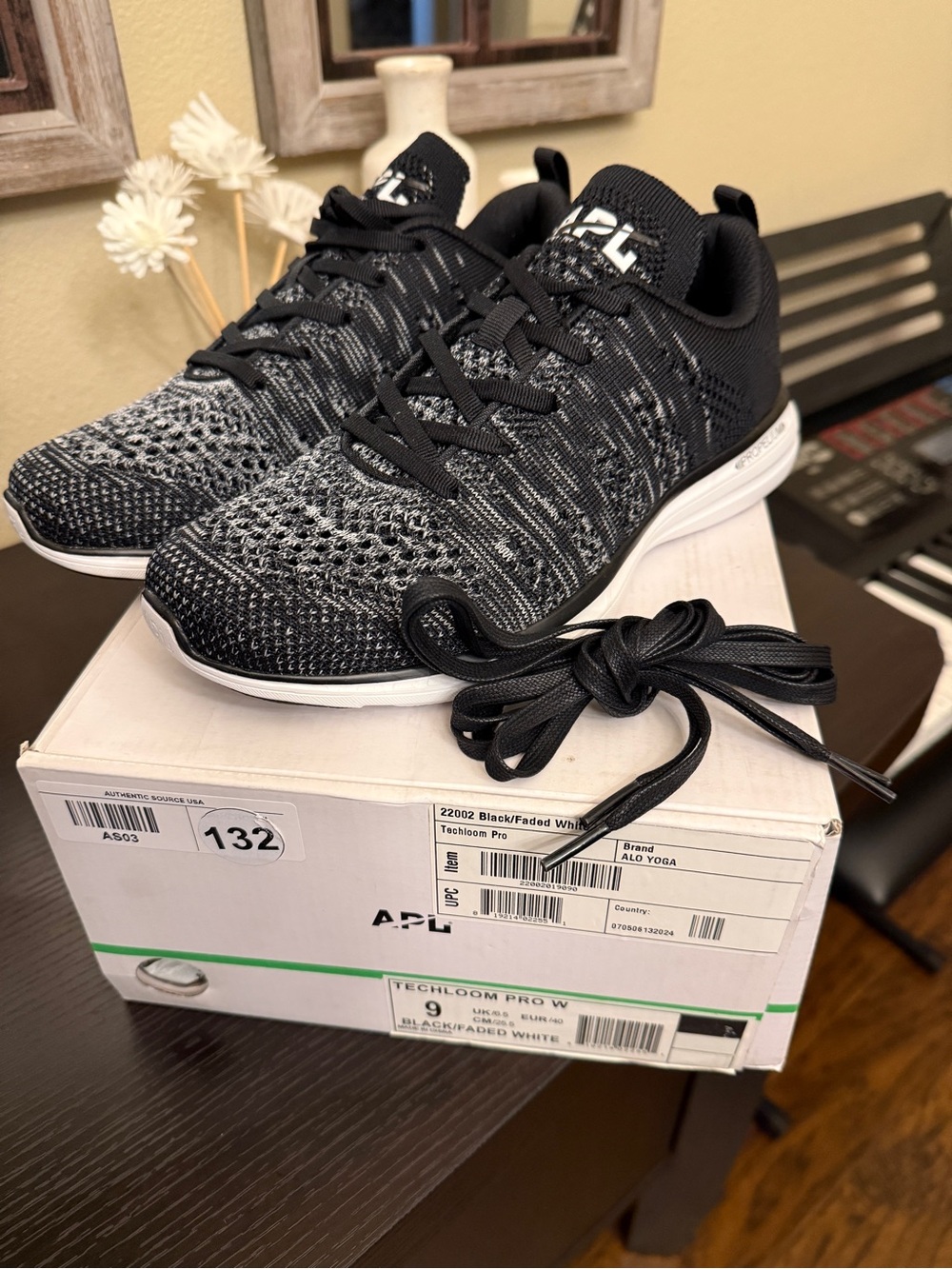 APL TechLoom Pro Knit Sneakers - Black/Faded White Womens 9 New in Box NIB